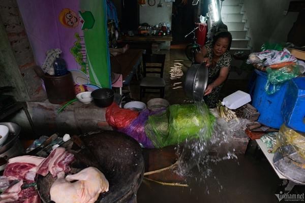 Cô gái kể gần 1 giờ ngồi trên nóc capo ô tô giữa biển nước ở Hà Nội-2