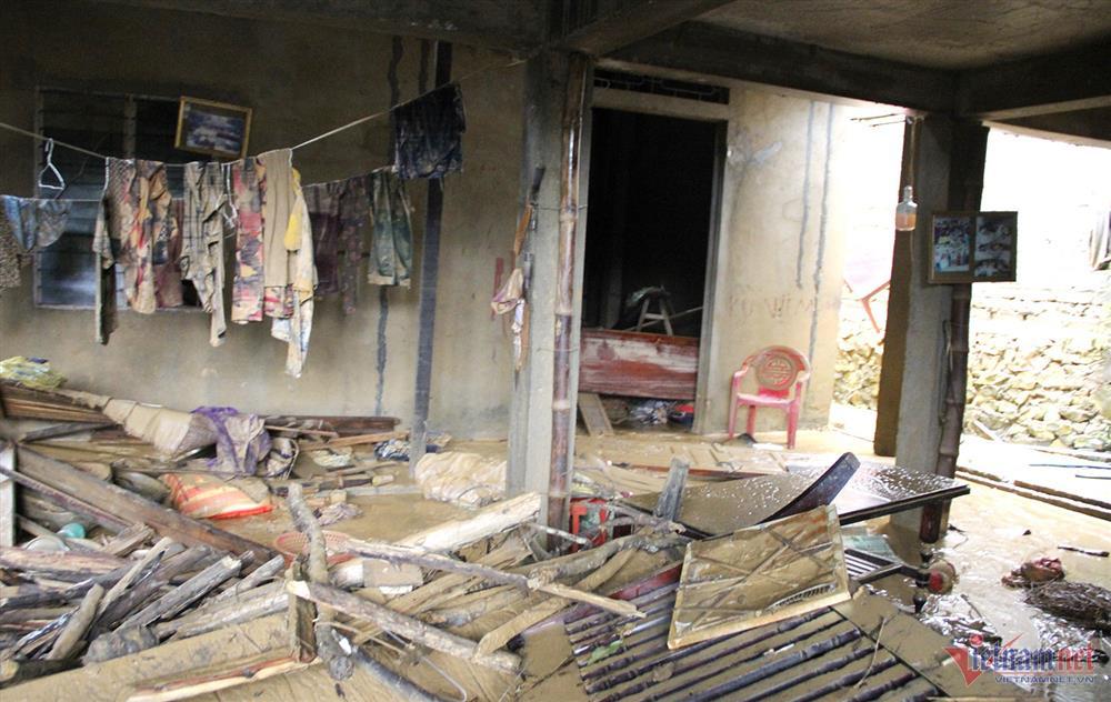 Lũ ngập tận nóc nhà, cụ bà thoát chết nhờ chiếc đệm hơi-3