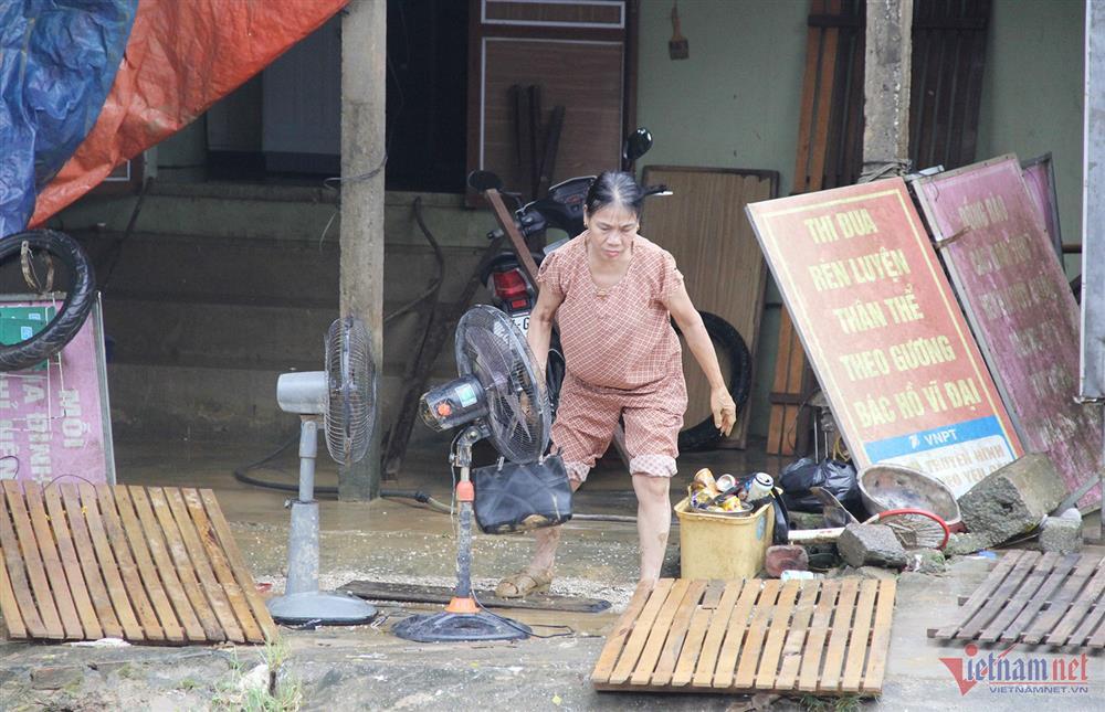 Lũ ngập tận nóc nhà, cụ bà thoát chết nhờ chiếc đệm hơi-5