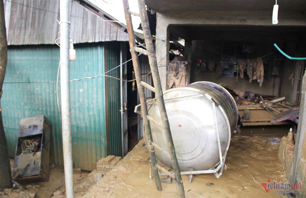 Lũ ngập tận nóc nhà, cụ bà thoát chết nhờ chiếc đệm hơi-9