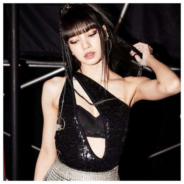 Lo ngại về màn trình diễn của Lisa (BlackPink) ở quán bar khỏa thân-3