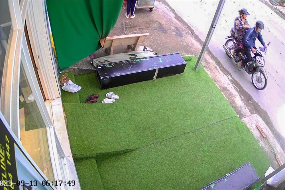 2 nữ quái vờ mua hàng, trộm được hơn 150 chiếc quần, áo-1