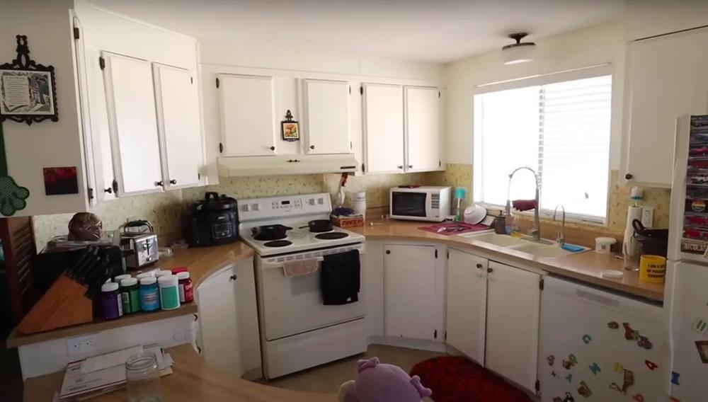 Người đàn ông sống trong ô tô suốt 8 năm để thoát khỏi nợ nần-2