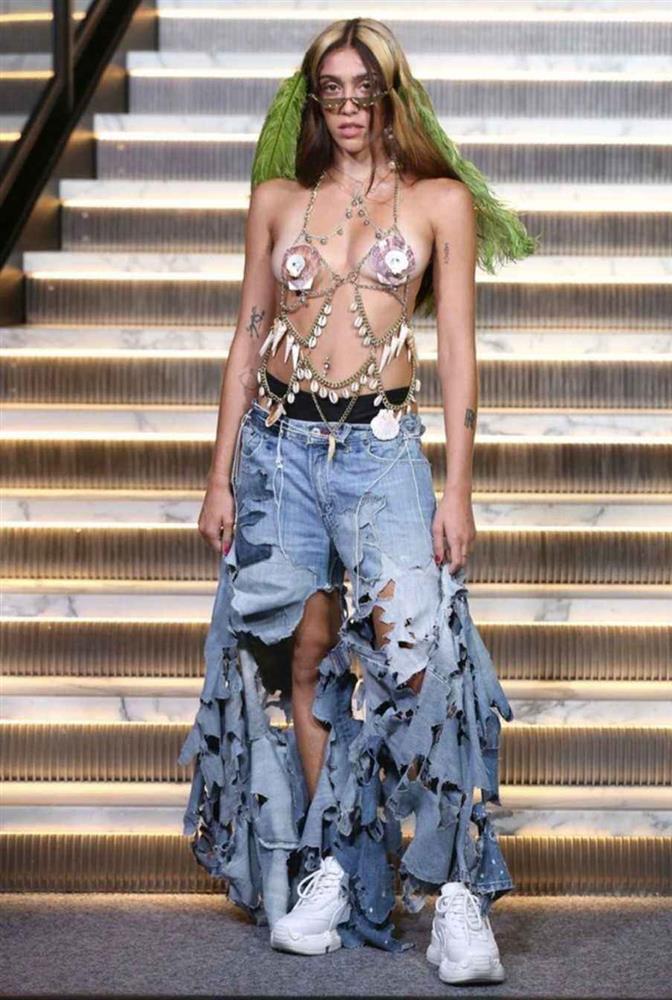 Con gái Madonna nổi tiếng vì lối ăn mặc khác người-1