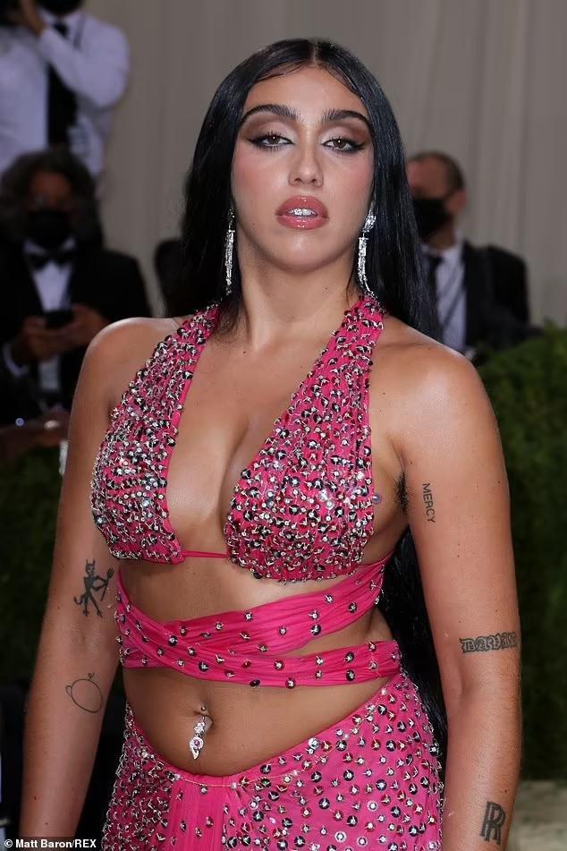 Con gái Madonna nổi tiếng vì lối ăn mặc khác người-6