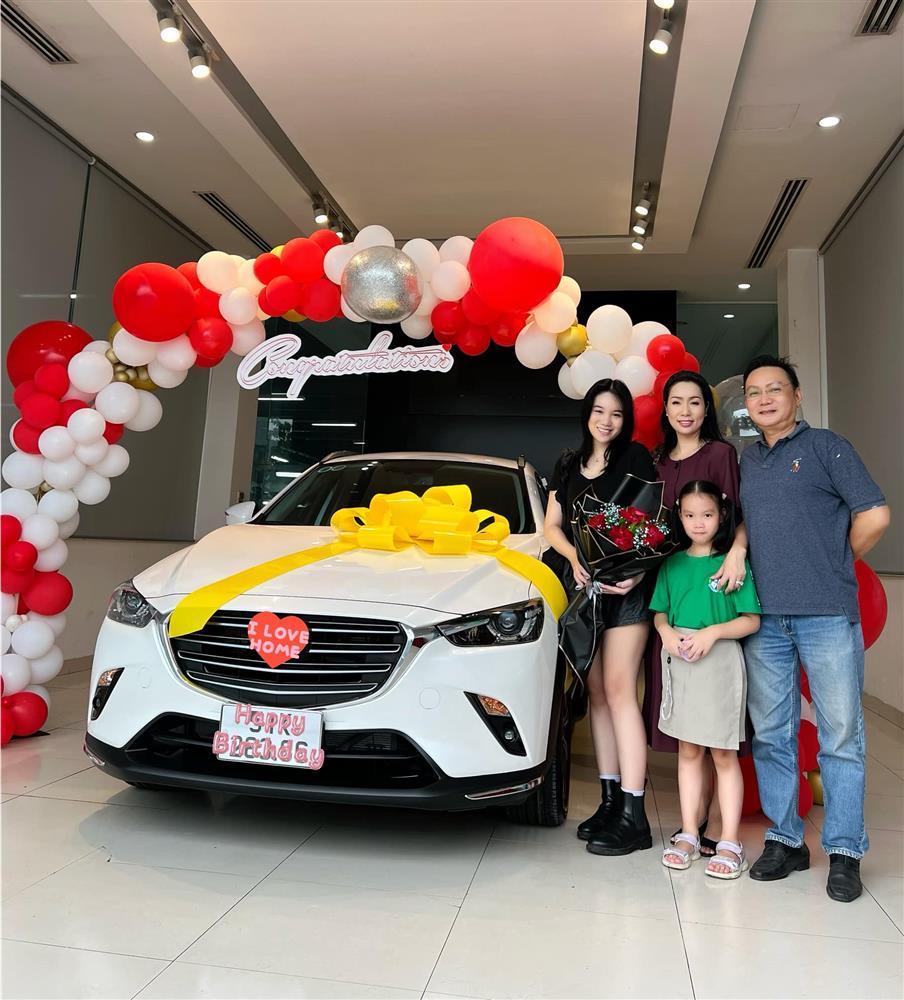 Con gái xinh đẹp, học ngành Hàng không của Á hậu Trịnh Kim Chi dậy thì thành công, lột xác ở tuổi 18-6