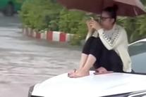 Cô gái kể gần 1 giờ ngồi trên nóc capo ô tô giữa 'biển nước' ở Hà Nội