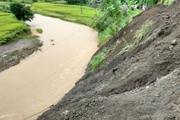 2 nữ giáo viên bị đất đá sạt lở vùi lấp trên đường đi dạy học về-3