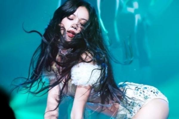 Lisa (BlackPink) cởi đồ, ném quần áo vào khán giả ở hộp đêm-4