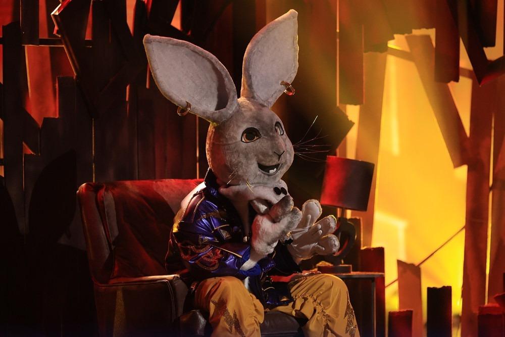 Ca Sĩ Mặt Nạ Mùa 2: Thỏ Xỏ Khuyên bại lộ danh tính chỉ với một hành động-3