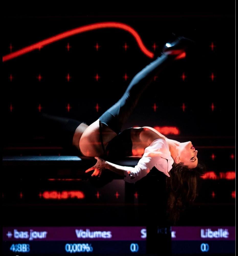 Lisa (BlackPink) cởi đồ, ném quần áo vào khán giả ở hộp đêm-2