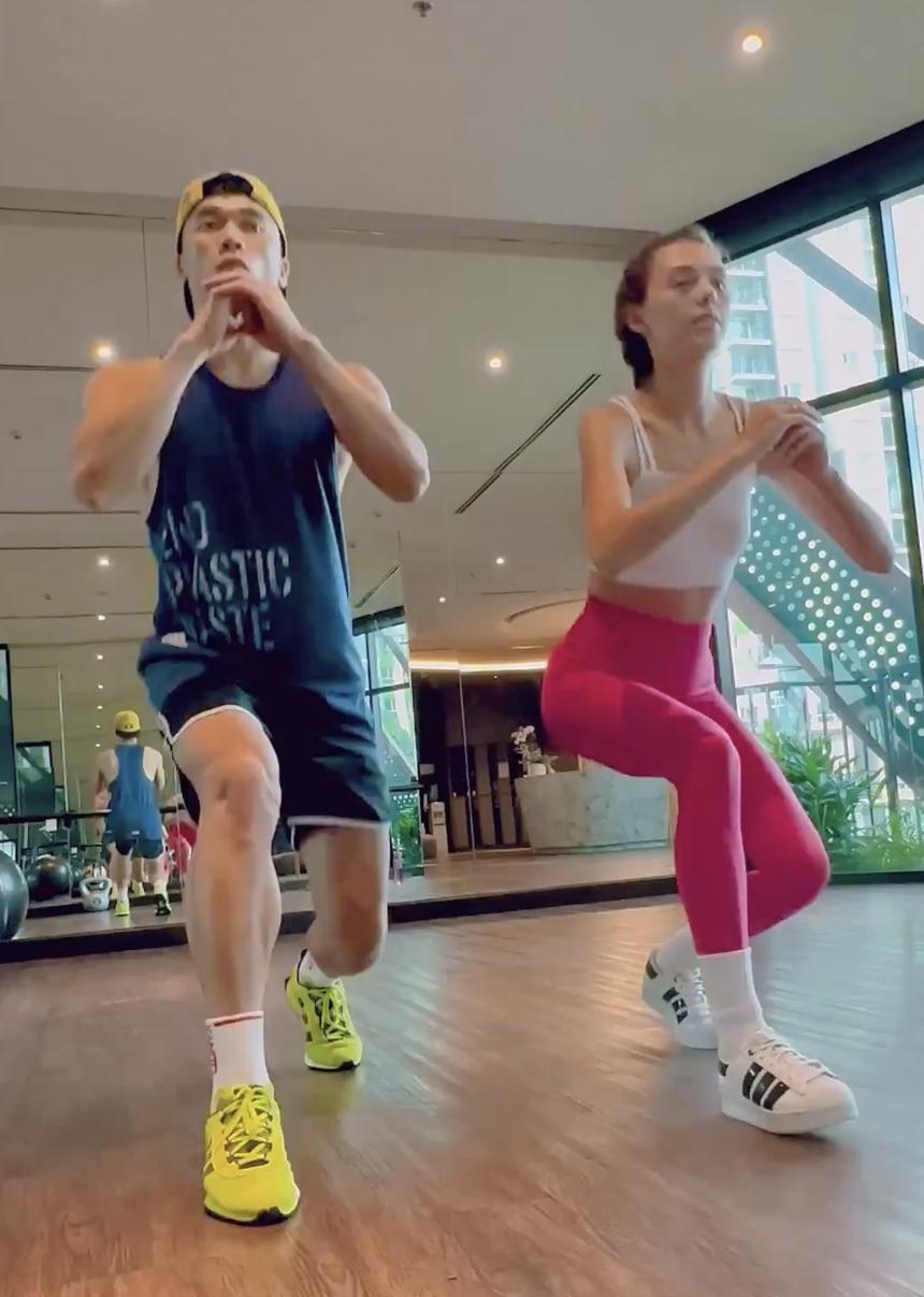 Bùi Tiến Dũng khoá môi vợ mẫu Tây khi giúp nàng tập gym giữ dáng-2
