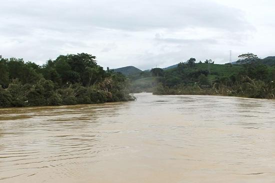 Tìm kiếm người đàn ông mất tích trong tâm lũ ở Nghệ An