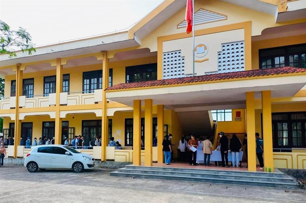 Xác định nhóm người lạ hành hung nữ lớp trưởng vì bị ngăn vào phòng học-1