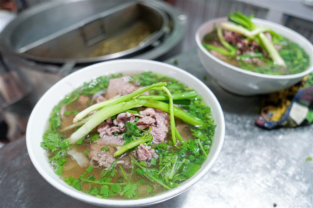 Quán phở 3 đời ở phố cổ Hà Nội khiến vua đầu bếp nhớ món ăn mẹ nấu-1