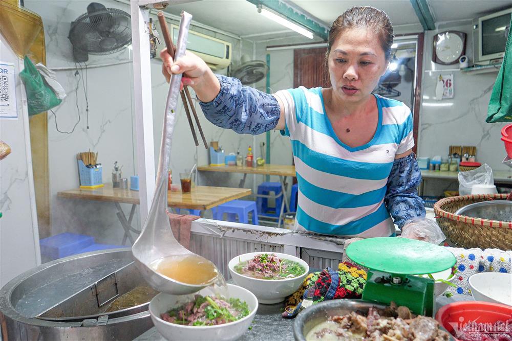 Quán phở 3 đời ở phố cổ Hà Nội khiến vua đầu bếp nhớ món ăn mẹ nấu-2