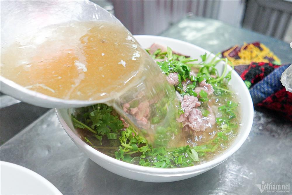 Quán phở 3 đời ở phố cổ Hà Nội khiến vua đầu bếp nhớ món ăn mẹ nấu-3