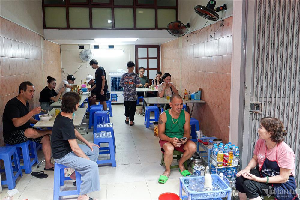 Quán phở 3 đời ở phố cổ Hà Nội khiến vua đầu bếp nhớ món ăn mẹ nấu-4