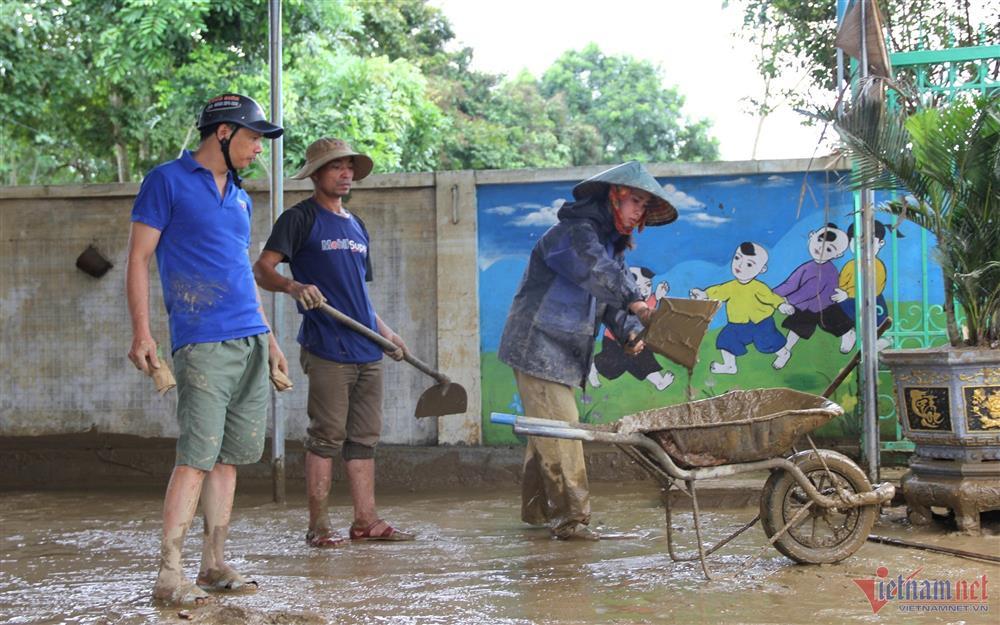 Cô giáo nghẹn ngào nhìn sách vở của học sinh ngập trong bùn đất-2