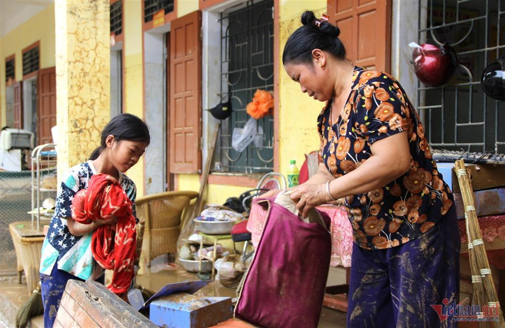 Cô giáo nghẹn ngào nhìn sách vở của học sinh ngập trong bùn đất-3
