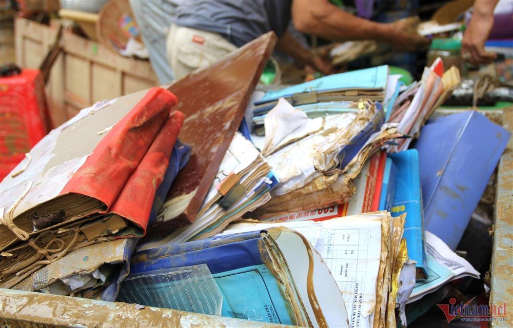 Cô giáo nghẹn ngào nhìn sách vở của học sinh ngập trong bùn đất-4