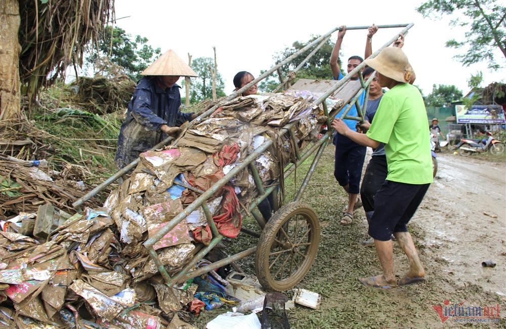 Cô giáo nghẹn ngào nhìn sách vở của học sinh ngập trong bùn đất-5