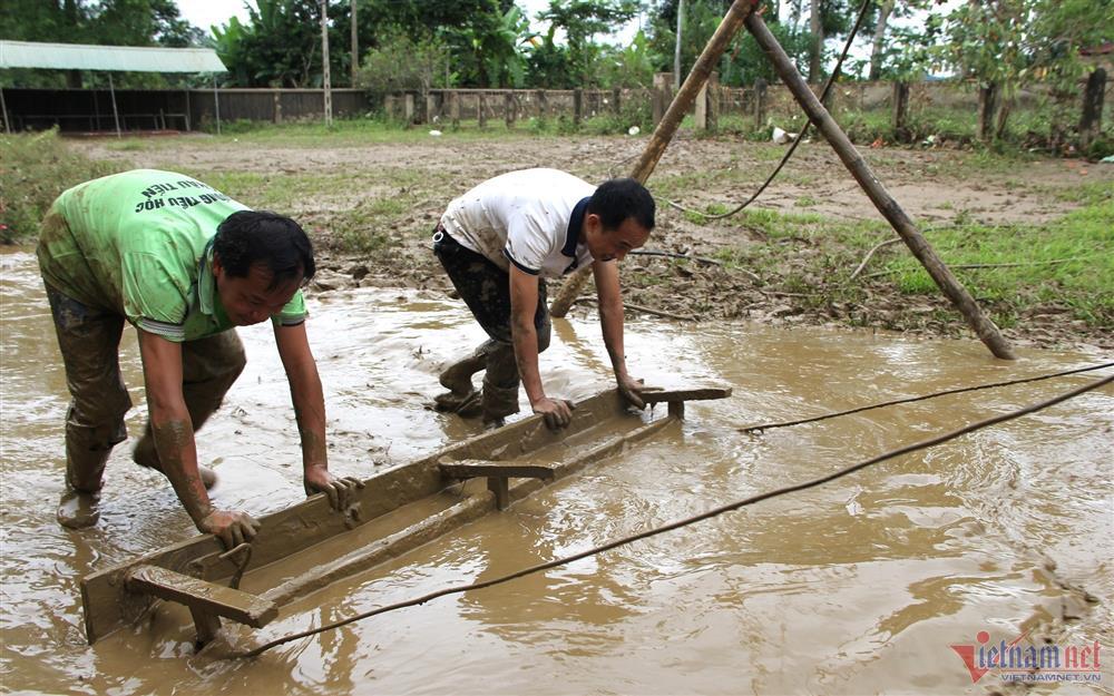 Cô giáo nghẹn ngào nhìn sách vở của học sinh ngập trong bùn đất-6