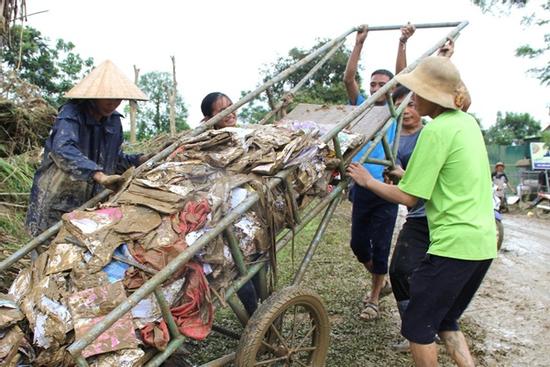 Cô giáo nghẹn ngào nhìn sách vở của học sinh ngập trong bùn đất