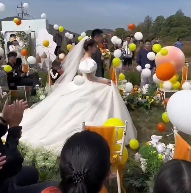 Đến đám cưới chồng cũ, người phụ nữ gục ngã khi thấy mặt cô dâu-1