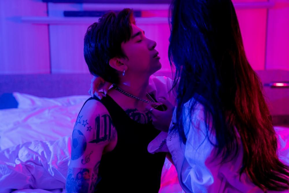 Chi Dân đổ bệnh khi quay MV 18+ ở nước ngoài-4