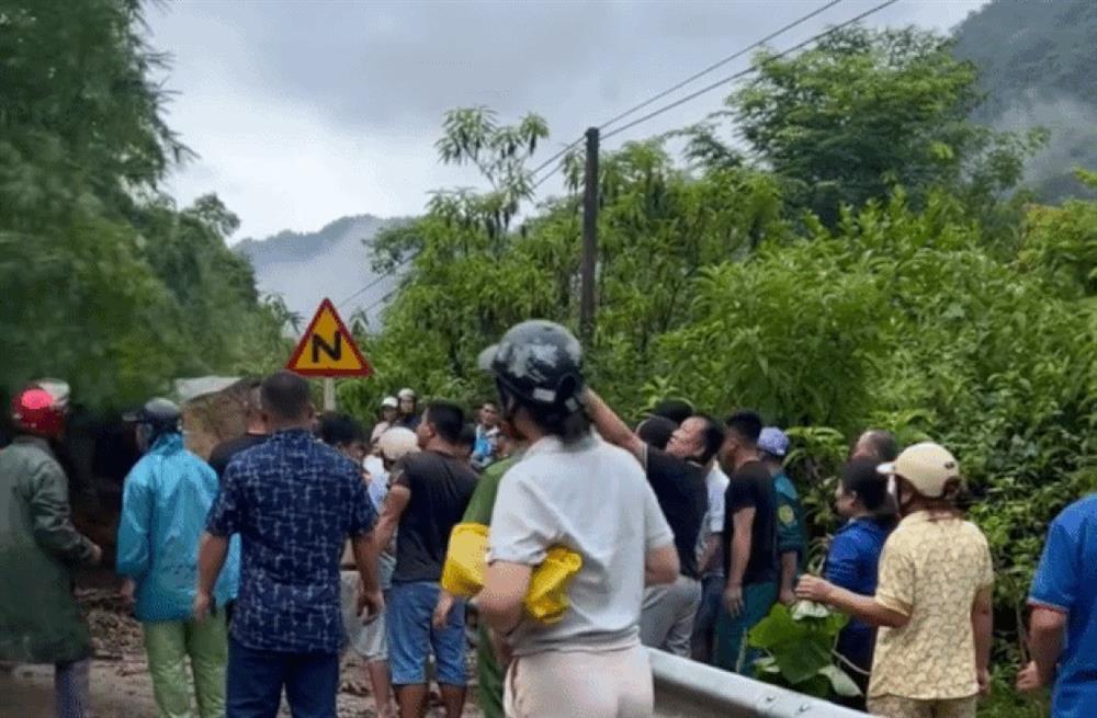 2 nữ giáo viên bị đất đá sạt lở vùi lấp trên đường đi dạy học về-1