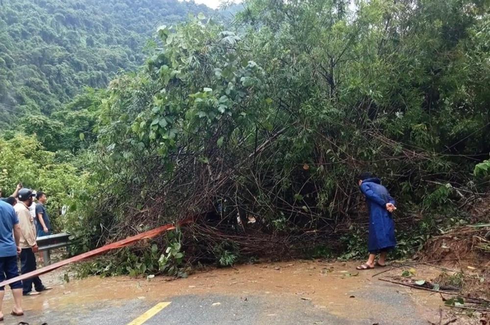 2 nữ giáo viên bị đất đá sạt lở vùi lấp trên đường đi dạy học về-2