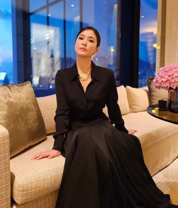 Song Hye Kyo đeo trang sức gần 70 tỷ đồng dự sự kiện-4