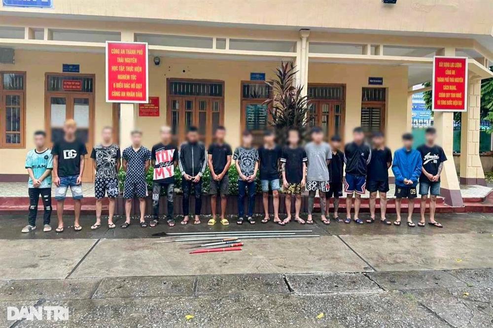 Hẹn nhau hỗn chiến nhưng đánh nhầm người đi đường-1