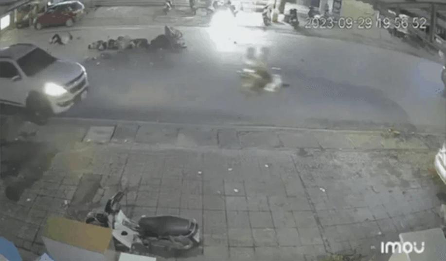 Hai xe máy kẹp 3 va chạm ở Hà Giang, 6 người thương vong-2