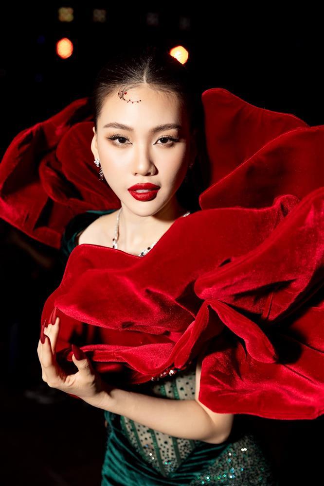 Bùi Quỳnh Hoa - Tân Miss Universe Vietnam 2023 từng bị bố phản đối thi hoa hậu-11