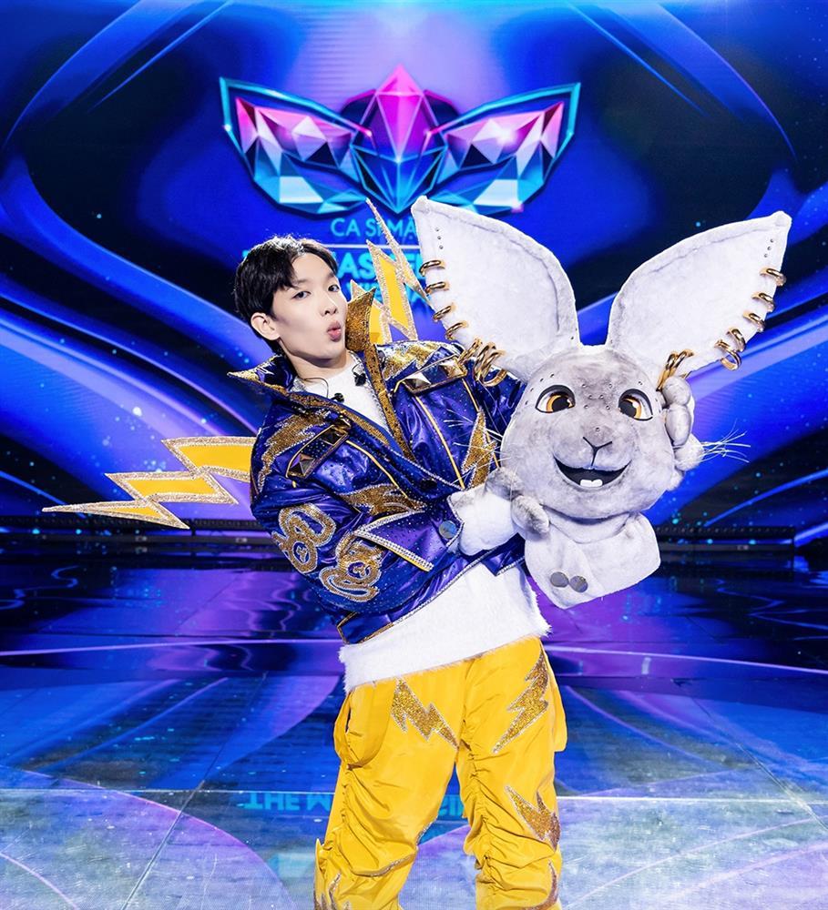 Ca sĩ mặt nạ: Thỏ Xỏ Khuyên bị loại, không cố vấn nào đoán sai-1