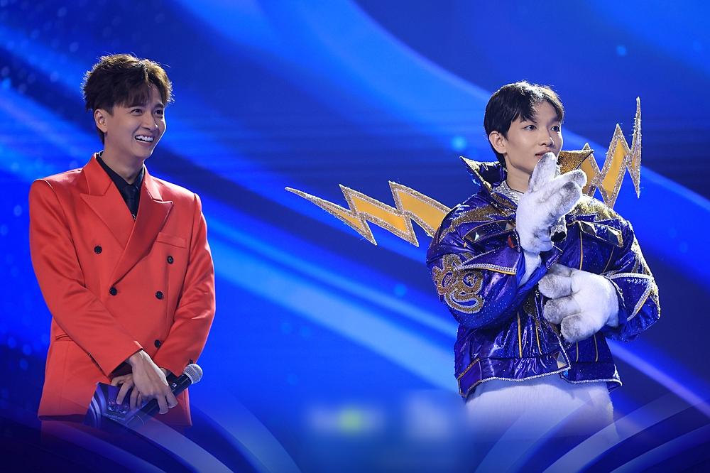 Ca sĩ mặt nạ: Thỏ Xỏ Khuyên bị loại, không cố vấn nào đoán sai-2