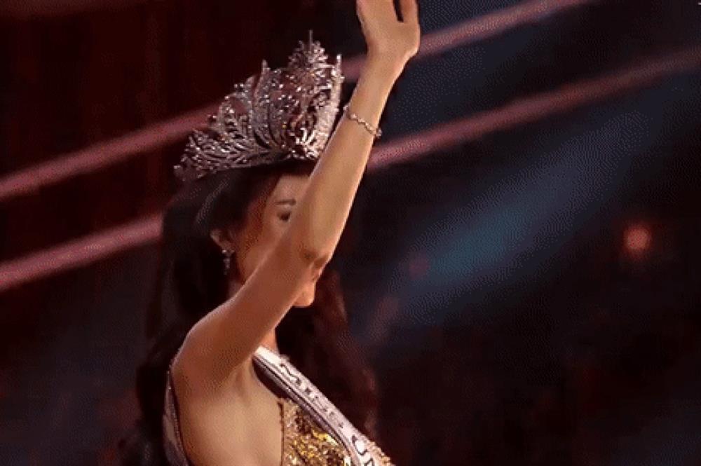 Tình huống Hoa hậu Bùi Quỳnh Hoa đội vương miện lệch gây cười đêm chung kết-1