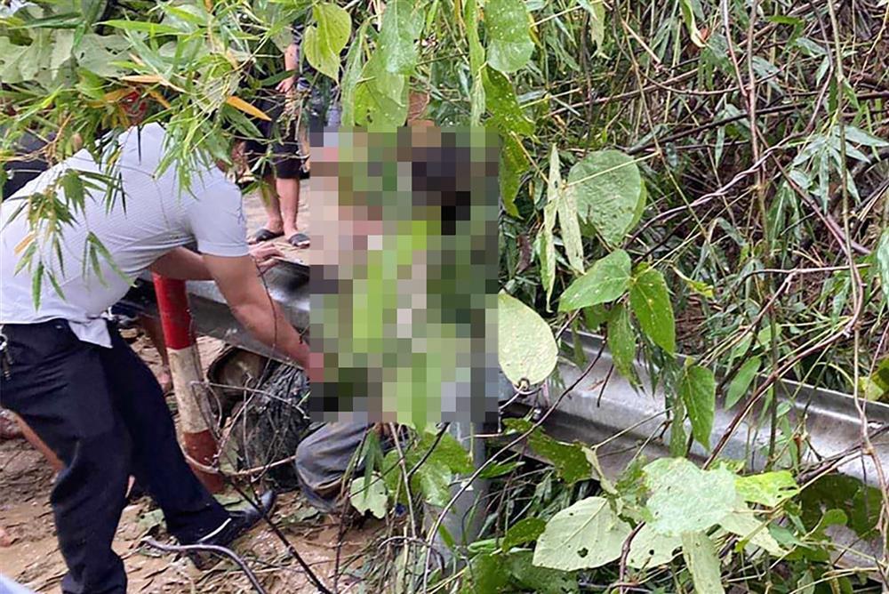 Thời khắc chạy đua giải cứu 2 cô giáo bị đất đá sạt lở vùi lấp-1