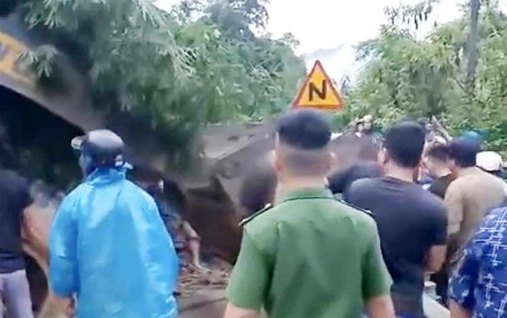 Thời khắc chạy đua giải cứu 2 cô giáo bị đất đá sạt lở vùi lấp-2