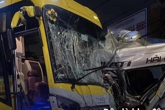 Camera ghi khoảnh khắc xe Thành Bưởi gây tai nạn khiến 4 người chết