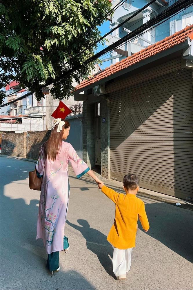 Hòa Minzy làm mẹ đơn thân: Chăm con khéo, vướng tin đồn hẹn hò cầu thủ-2