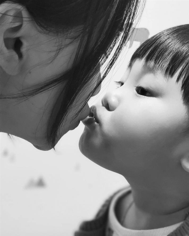 Hòa Minzy làm mẹ đơn thân: Chăm con khéo, vướng tin đồn hẹn hò cầu thủ-3