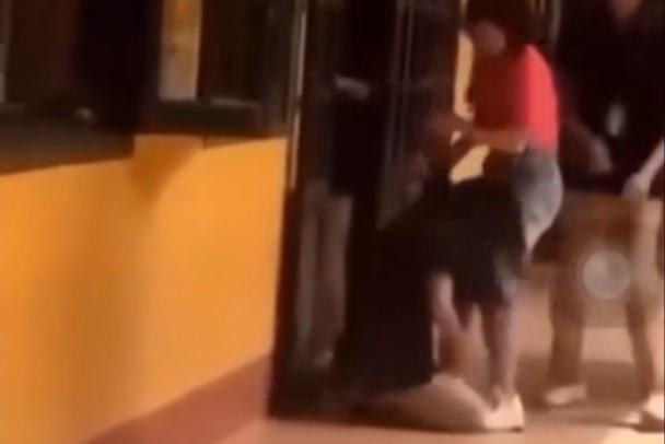 Vụ nữ sinh Hà Nội quỳ khóc ở cửa lớp, sở yêu cầu hiệu trưởng rút kinh nghiệm-1