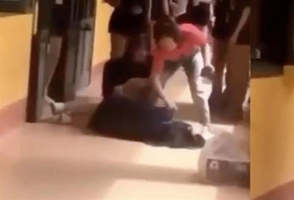 Vụ học sinh quỳ khóc trước cửa lớp: Sở Giáo dục Hà Nội chỉ đạo nóng-1