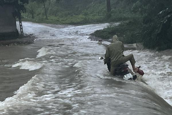 Đang sửa đường, người dân hốt hoảng thấy lũ ống cuốn hàng nghìn m3 đất đá trên núi xuống-2
