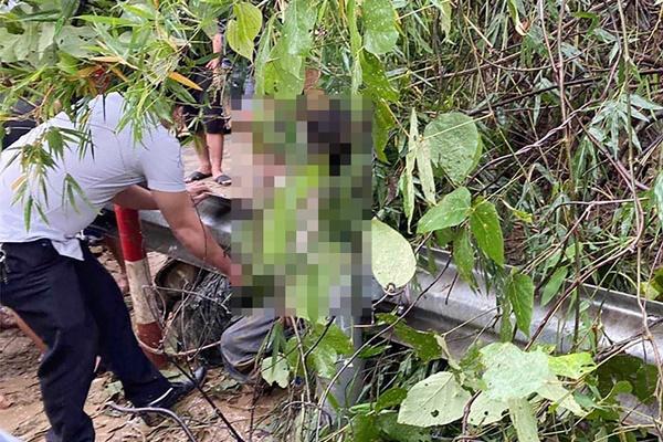 Trao quà hỗ trợ hai cô giáo bị đất đá vùi lấp trên đường đi dạy về-4