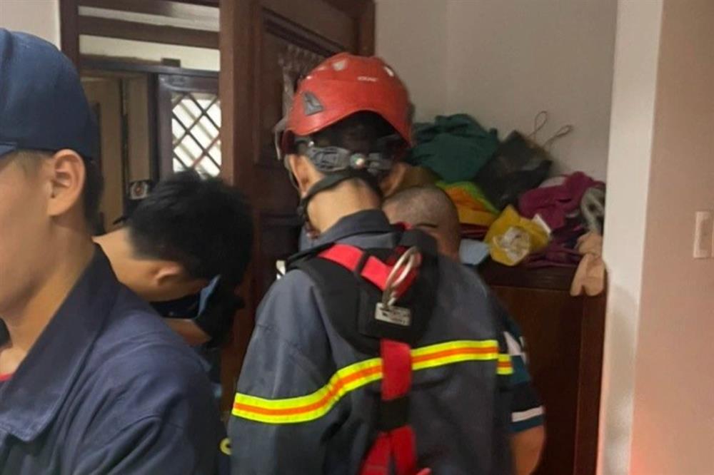 Cảnh sát đu dây từ tầng 18, giải cứu bé gái kẹt trong chung cư-2