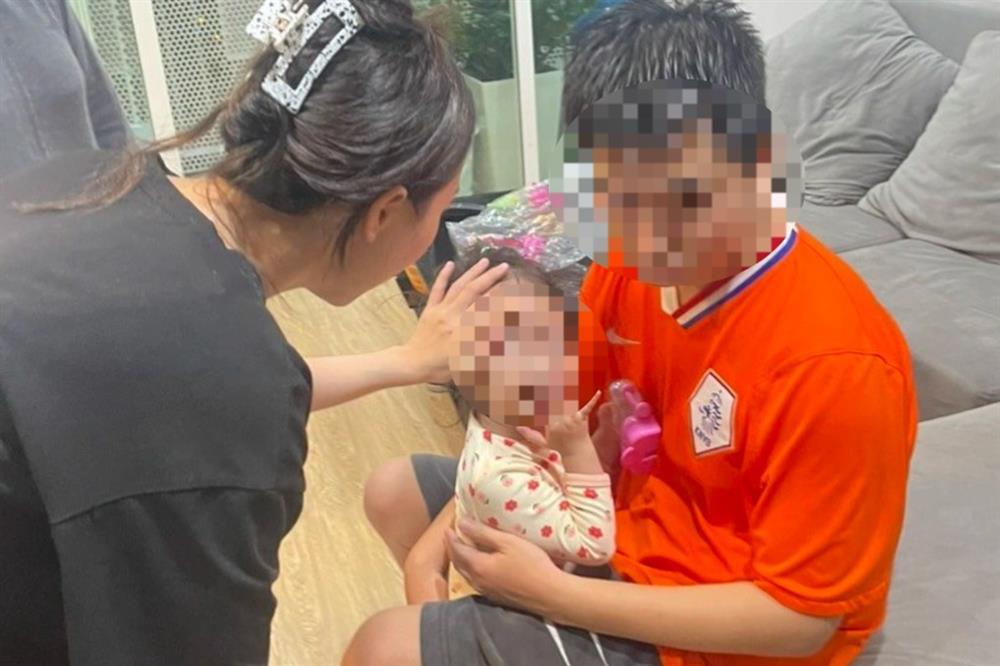 Cảnh sát đu dây từ tầng 18, giải cứu bé gái kẹt trong chung cư-3